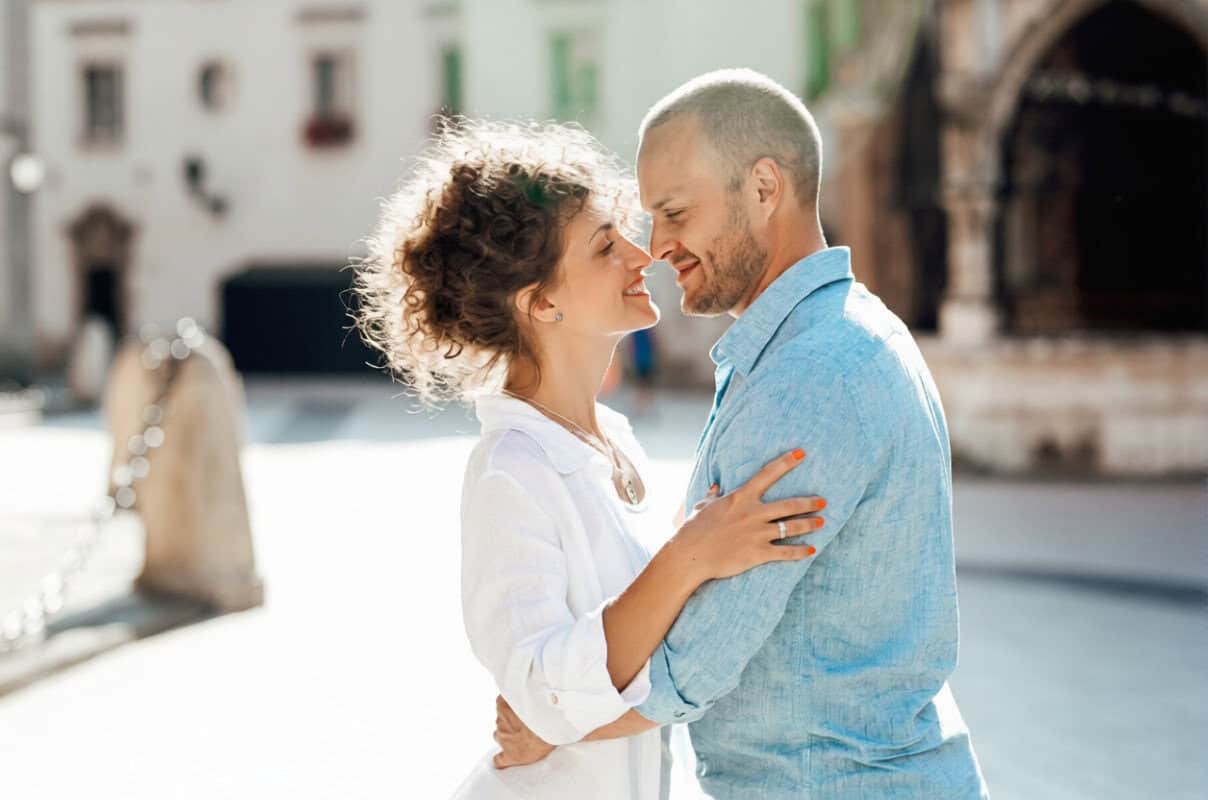 signs a woman is addicted to you
