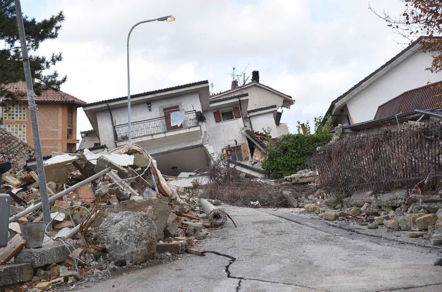 mistakes people make during an earthquake