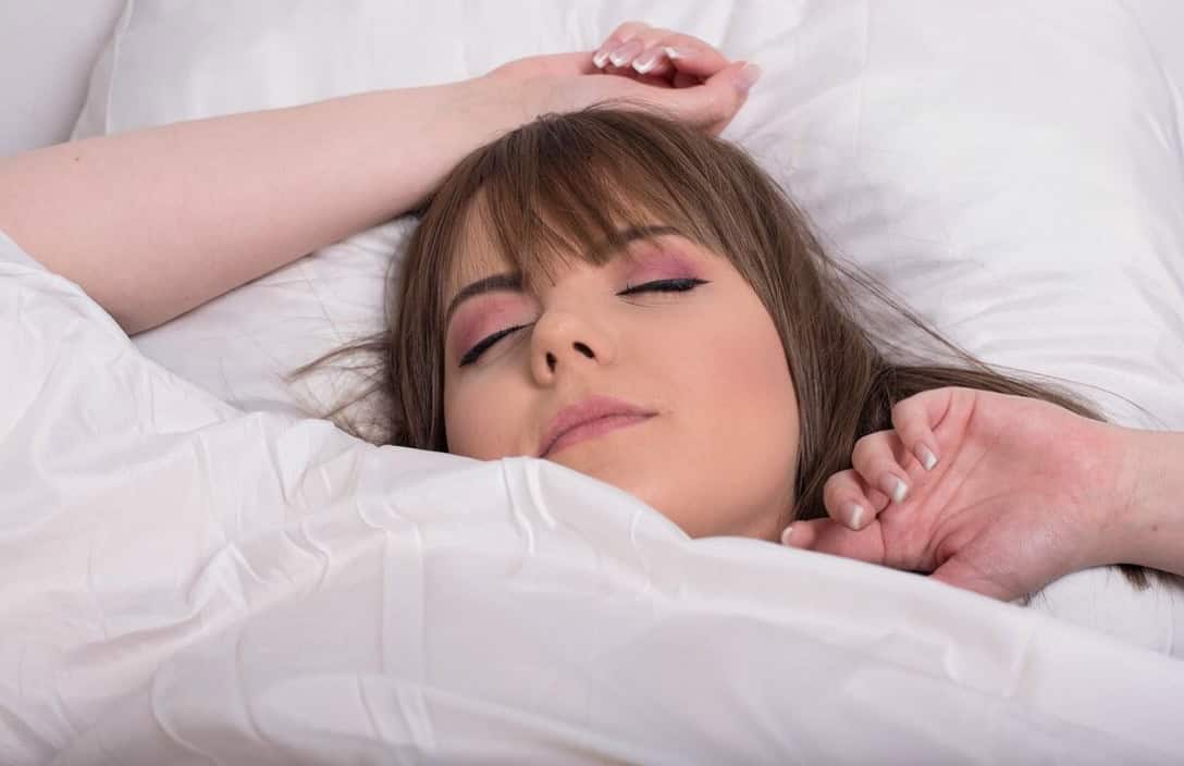 Side effects of sleeping with makeup