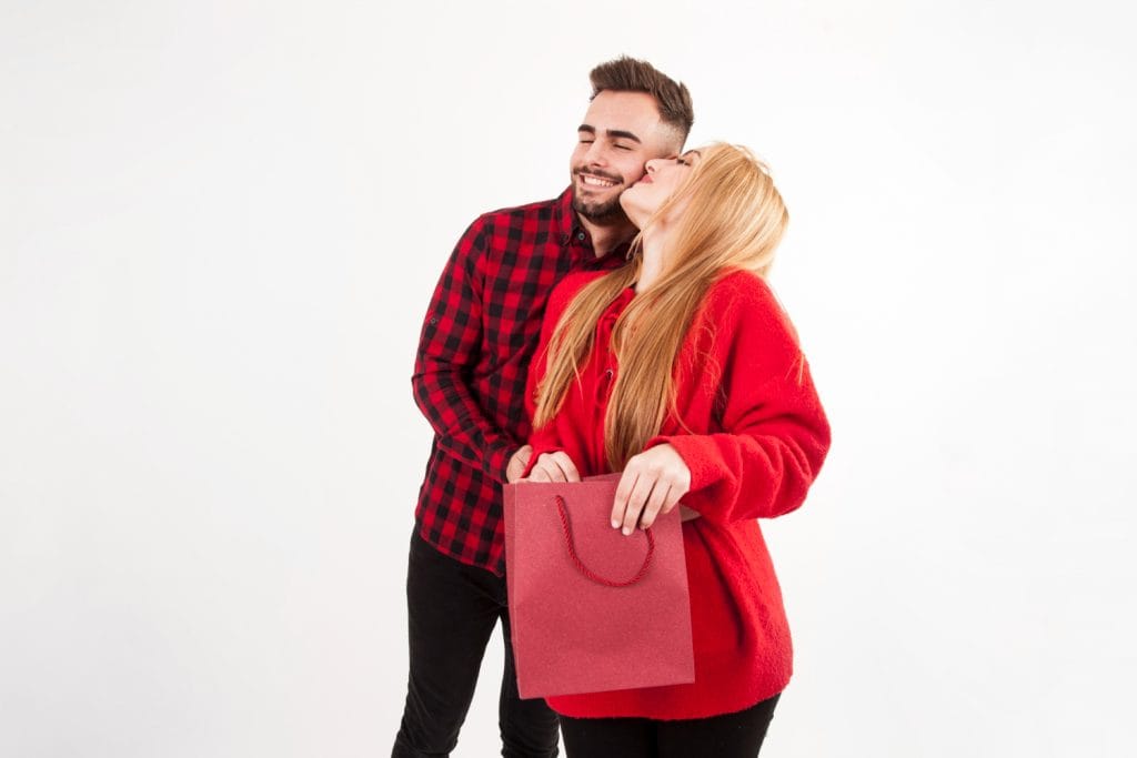 signs a woman is faking her love for you