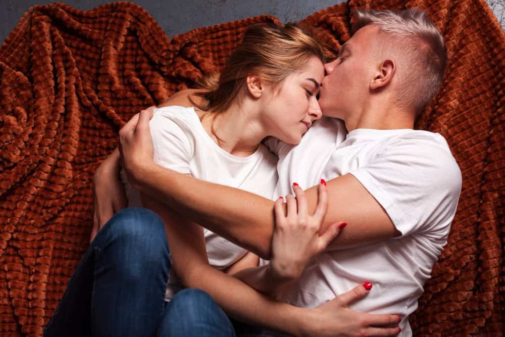benefits of cuddling with your partner every day
