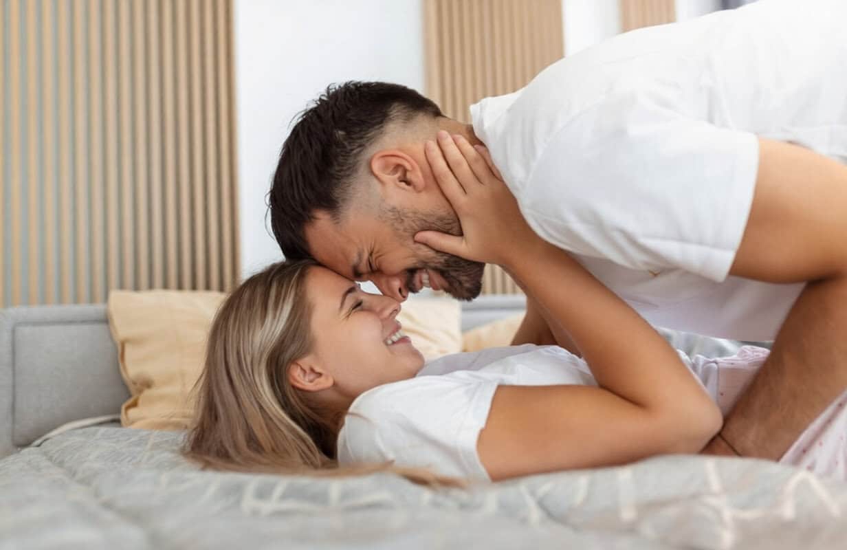 signs a woman is horny