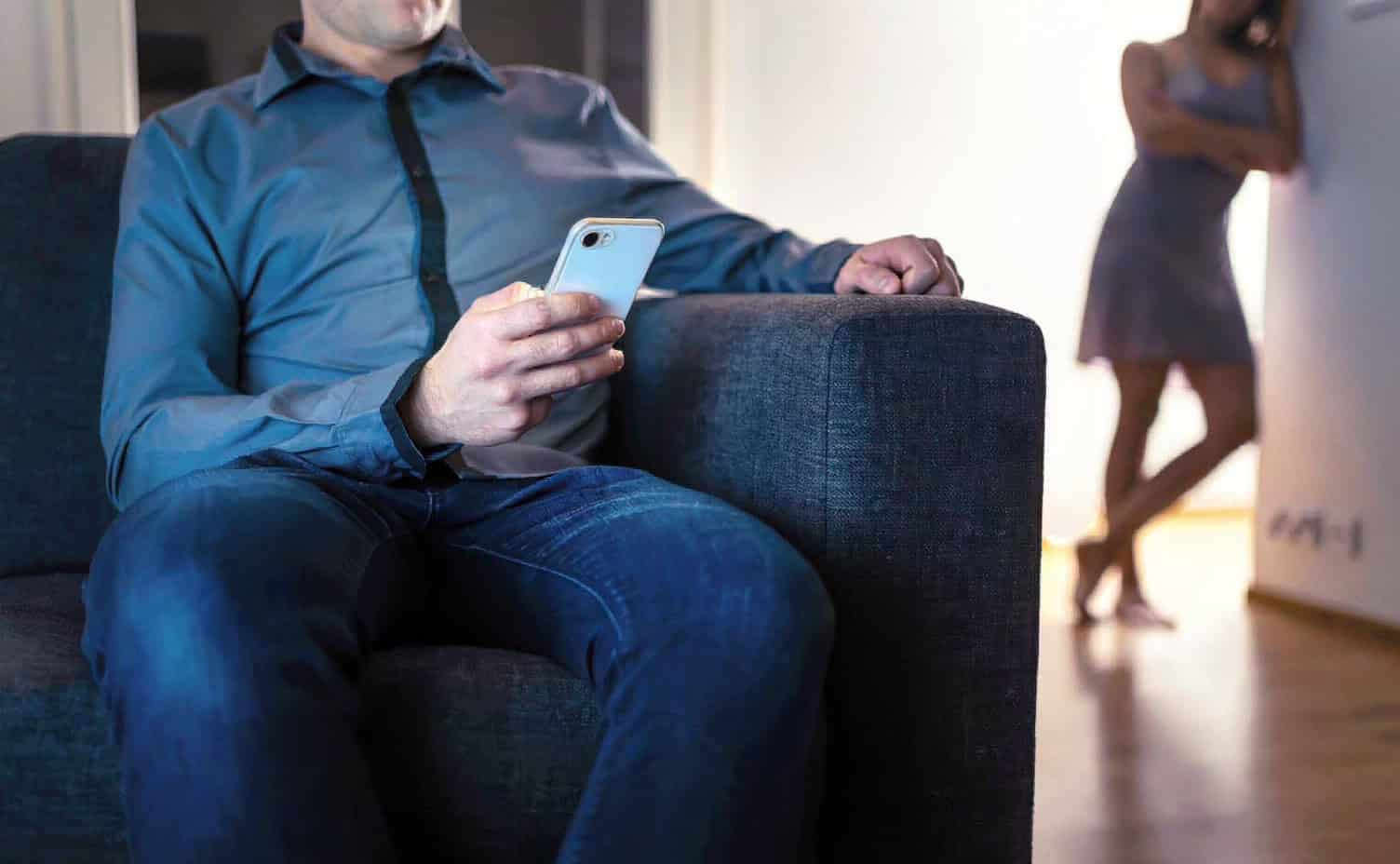 signs your man is texting another girl