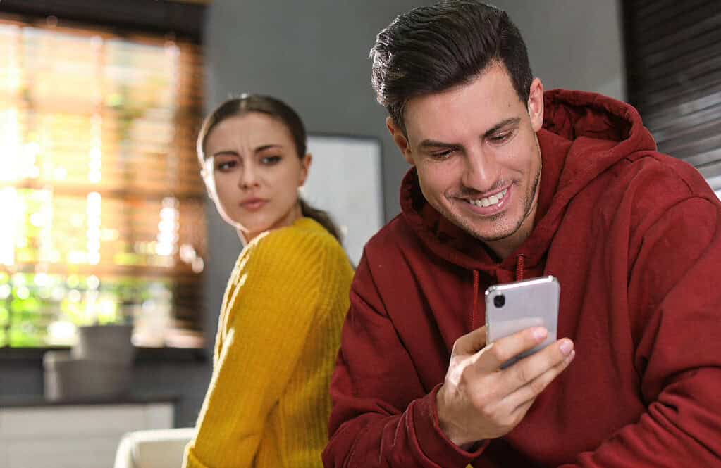 signs your man is texting another girl